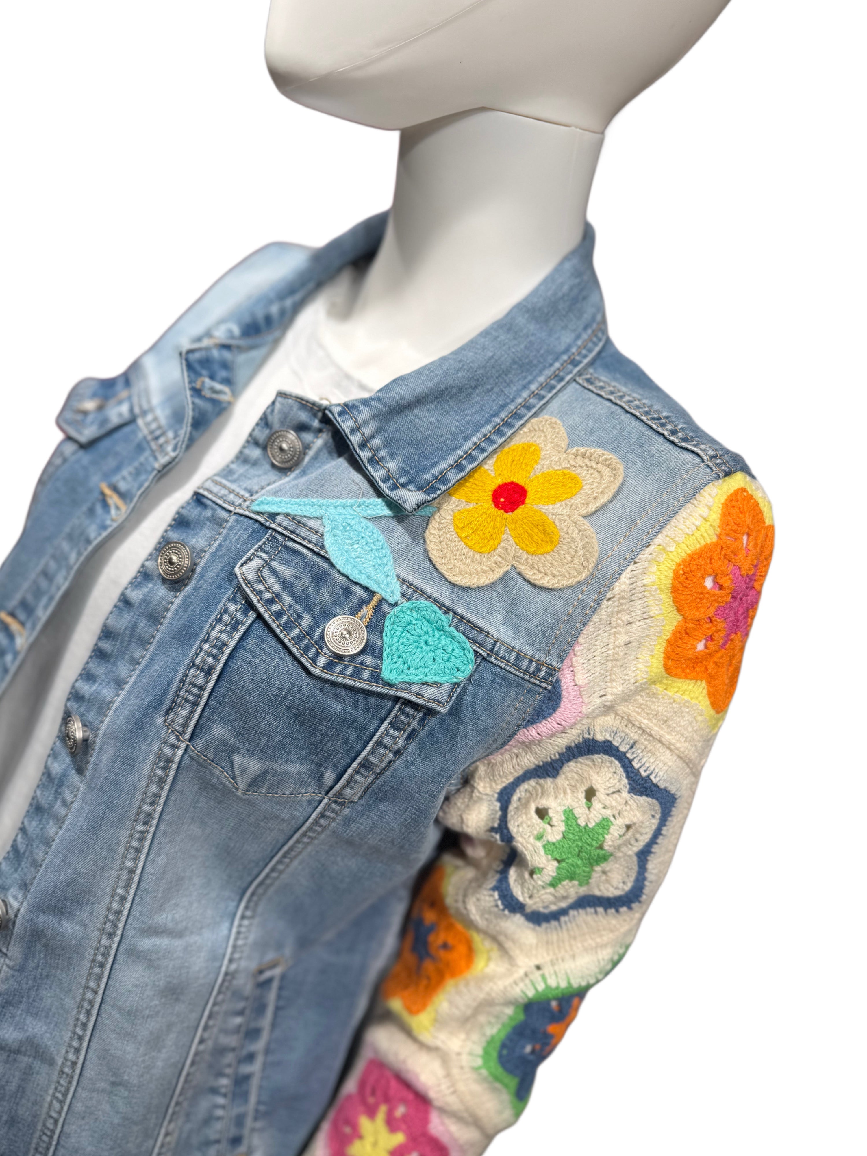It-Pieces - Jeansjacke mit gehäkelten Ärmeln & floralen Details