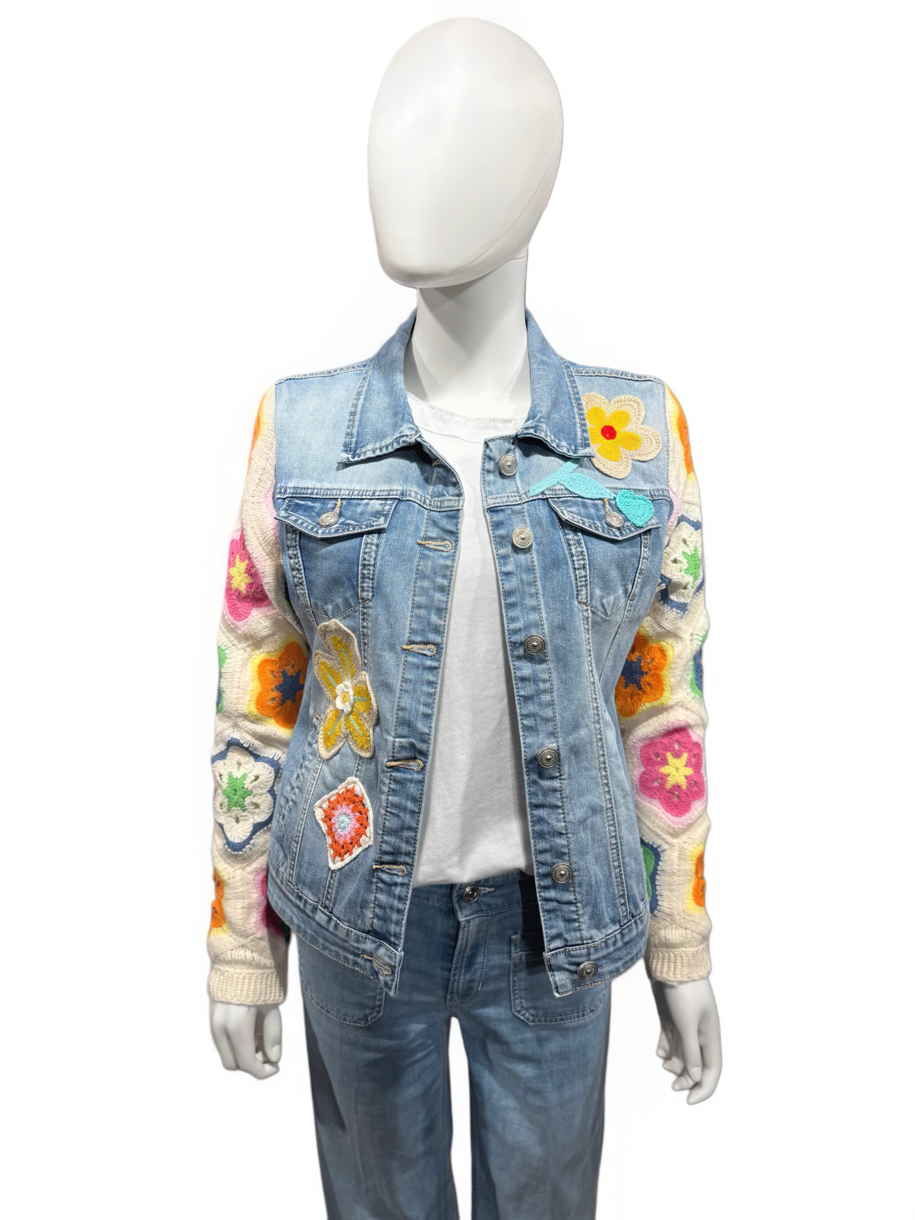 It-Pieces - Jeansjacke mit gehäkelten Ärmeln & floralen Details