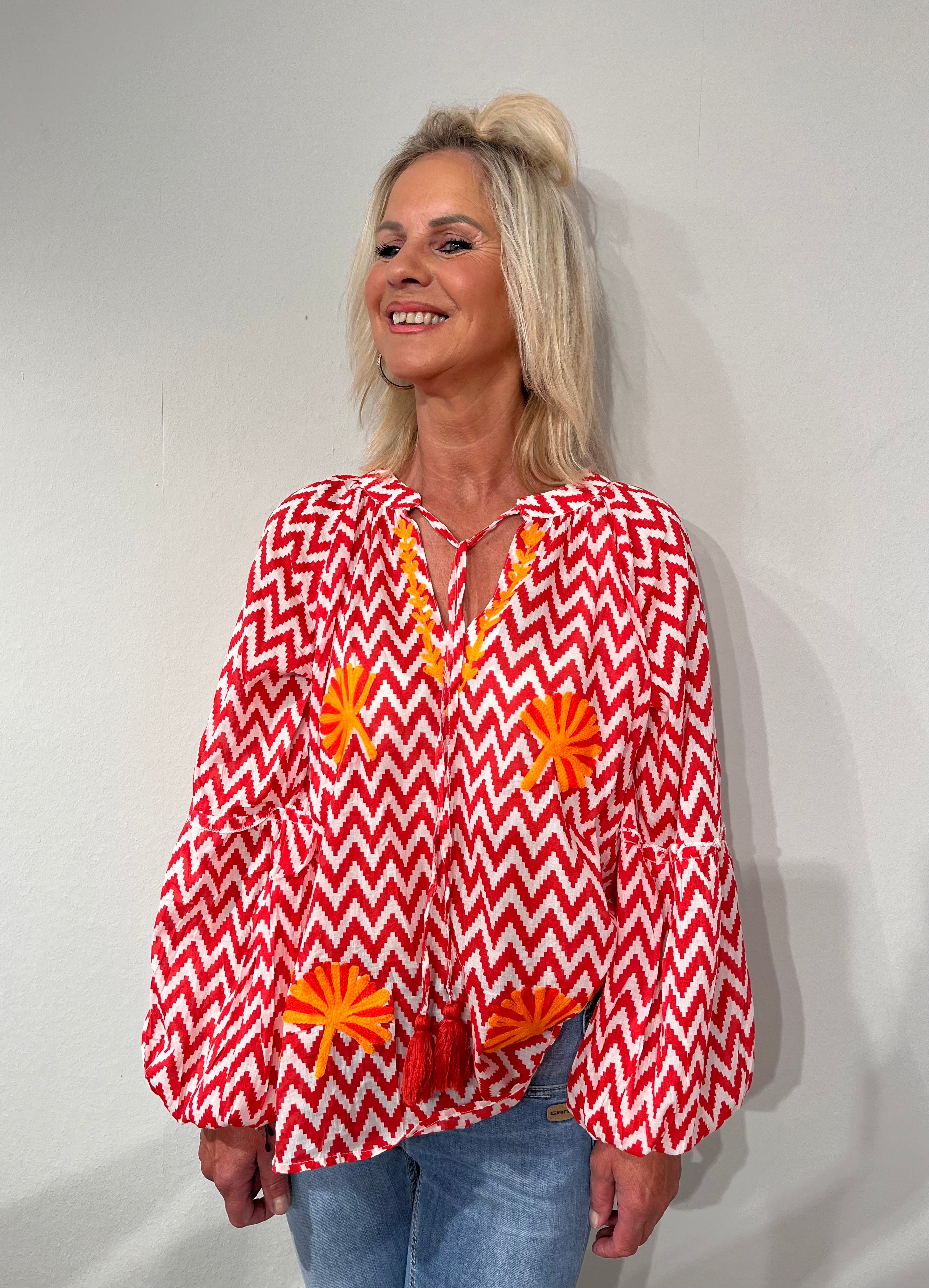 It- Pieces Statement-Bluse mit Zickzackmuster & Palmenstickerei rot